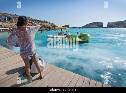 BLUE LAGOON, Comino, MALTE - 16 septembre 2015 : bateaux montres de mousse dans le eau turquoise de populaires touri Banque D'Images