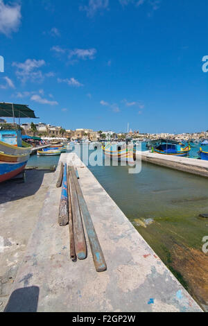 Petits bateaux en bois peintes de couleurs vives mouillée dans l'eau turquoise de village de pêcheurs sur une journée ensoleillée de septembre. Banque D'Images