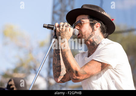 Chicago, Illinois, USA. 13 Sep, 2015. Le rappeur YELAWOLF effectue live pendant Riot Fest à Douglas Park à Chicago, Illinois © Daniel DeSlover/ZUMA/Alamy Fil Live News Banque D'Images