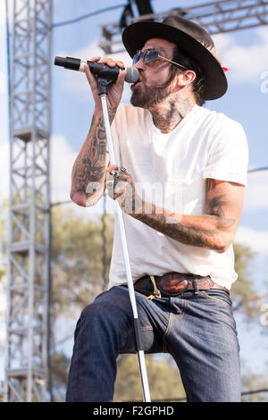 Chicago, Illinois, USA. 13 Sep, 2015. Le rappeur YELAWOLF effectue live pendant Riot Fest à Douglas Park à Chicago, Illinois © Daniel DeSlover/ZUMA/Alamy Fil Live News Banque D'Images