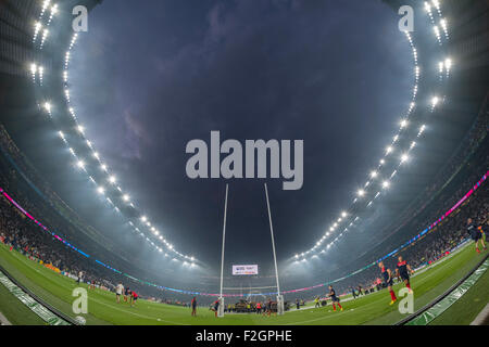 Le stade de Twickenham, London, UK. 18 Septembre, 2015. Réchauffer les équipes sur le terrain avant l'Angleterre v l'ouverture extérieure Fidji un match le soir de la Coupe du Monde de Rugby 2015. Credit : Malcolm Park editorial/Alamy Live News Banque D'Images