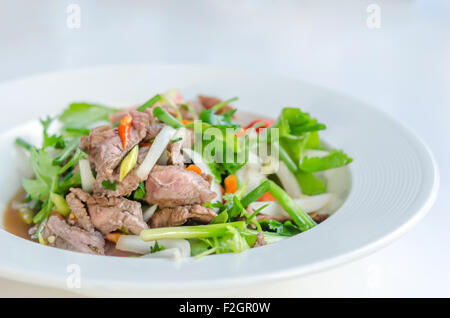 Salade de boeuf grillé épicé , une cuisine de style thaïlandais Banque D'Images