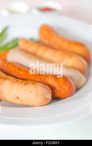 Close up mixed saucisse grillée sur lave Banque D'Images