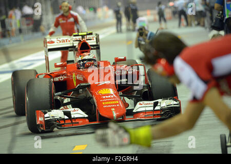 Singapour. 18 Sep, 2015. L'écurie Ferrari, Kimi Raikkonen, pilote de disques durs dans le garage pour la deuxième pratique pendant F1 Grand Prix de Singapour Course de nuit à Singapour's Marina Bay Street Circuit, le 18 septembre 2015. © puis Chih Wey/Xinhua/Alamy Live News Banque D'Images