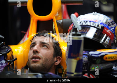 Singapour. 18 Sep, 2015. Infiniti Red Bull l'équipe Daniel Ricciardo se prépare à conduire dans la deuxième pratique pendant F1 Grand Prix de Singapour Course de nuit à Singapour's Marina Bay Street Circuit, le 18 septembre 2015. © puis Chih Wey/Xinhua/Alamy Live News Banque D'Images