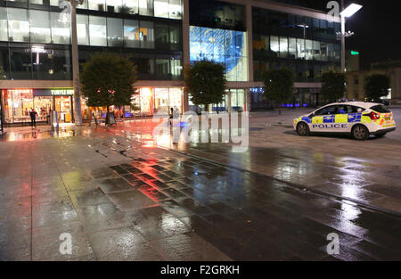 Southampton, Hampshire, Royaume-Uni. 19 Septembre, 2015. Scène de la Police montrant GV et clarifier l'exécution après une femme a subi une attaque acide qui avait été jeté dans son visage. Retranché sur une police 10M près de Turtle Bay dans la région de Southampton. L'attaque se produire le vendredi 18 septembre 2015 à environ 9h00. Une personne a décrit le délinquant jeter liquide à la jeune fille et son visage fondre très rapidement. La femme a subi de graves brûlures lorsqu'un délinquant a jeté un liquide semblable à l'acide au visage lors de l'attaque. Credit : uknip/Alamy Live News Banque D'Images