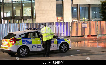 Southampton, Hampshire, Royaume-Uni. 19 Septembre, 2015. Scène de la Police montrant GV et clarifier l'exécution après une femme a subi une attaque acide qui avait été jeté dans son visage. Retranché sur une police 10M près de Turtle Bay dans la région de Southampton. L'attaque se produire le vendredi 18 septembre 2015 à environ 9h00. Une personne a décrit le délinquant jeter liquide à la jeune fille et son visage fondre très rapidement. La femme a subi de graves brûlures lorsqu'un délinquant a jeté un liquide semblable à l'acide au visage lors de l'attaque. Credit : uknip/Alamy Live News Banque D'Images