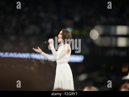 Le stade de Twickenham, London, UK. 18 Septembre, 2015. Soprano Laura Wright effectue dans le monde Union européenne à la cérémonie d'ouverture de la Coupe du Monde de Rugby 2015. Credit : Malcolm Park editorial/Alamy Live News Banque D'Images