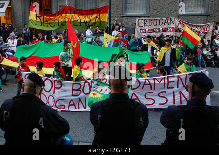 Torino, Italie. 18 Sep, 2015. Le stade des gens protester contre les attaques contre le peuple kurde aux mains de Président turc, Recep Tayyip Erdogan, le même qui soutient et subventionne l'intégrisme islamique. Ils ont également exigé la liberté pour Abdullah Ocalan, homme politique et révolutionnaire, la guérilla kurde de nationalité turque leader du PKK (Parti des Travailleurs du Kurdistan) en ce moment considérée comme une organisation terroriste. © Elena Aquila/Pacific Press/Alamy Live News Banque D'Images