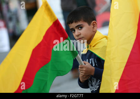 Torino, Italie. 18 Sep, 2015. Un enfant est titulaire d'un drapeau au cours d'une manifestation contre les attaques contre le peuple kurde dans les mains de Président turc, Recep Tayyip Erdogan, le même qui soutient et subventionne l'intégrisme islamique. © Elena Aquila/Pacific Press/Alamy Live News Banque D'Images