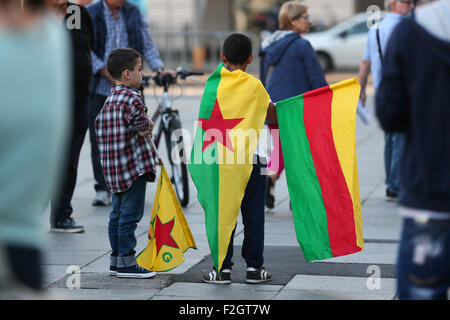 Torino, Italie. 18 Sep, 2015. Les drapeaux qu'ils occupent les enfants inscrivez-vous d'autres centaines de personnes qui protestent contre les attaques contre le peuple kurde dans les mains de Président turc, Recep Tayyip Erdogan. Erdogan est celle qui soutient et subventionne l'intégrisme islamique. Et aussi ils ont exigé la liberté pour Abdullah Ocalan, homme politique et révolutionnaire, la guérilla kurde de nationalité turque leader du PKK (Parti des Travailleurs du Kurdistan) en ce moment considérée comme une organisation terroriste. © Elena Aquila/Pacific Press/Alamy Live News Banque D'Images