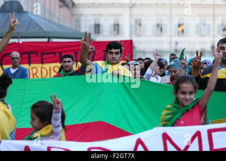 Torino, Italie. 18 Sep, 2015. Les enfants agitent des drapeaux qu'ils se joignent à une manifestation contre le président kurde. Des centaines de personnes ont protesté contre les attaques contre le peuple kurde dans les mains de Président turc, Recep Tayyip Erdogan, le même qui soutient et subventionne l'intégrisme islamique. Ils ont également exigé la liberté pour Abdullah Ocalan, homme politique et révolutionnaire, la guérilla kurde de nationalité turque leader du PKK (Parti des Travailleurs du Kurdistan) en ce moment considérée comme une organisation terroriste. © Elena Aquila/Pacific Press/Alamy Live News Banque D'Images