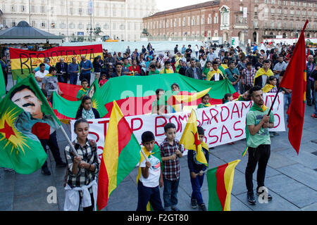 Torino, Italie. 18 Sep, 2015. Les enfants inscrivez-vous à une manifestation contre le président kurde.Des centaines de personnes ont protesté contre les attaques contre le peuple kurde dans les mains de Président turc, Recep Tayyip Erdogan, le même qui soutient et subventionne l'intégrisme islamique. Ils ont également exigé la liberté pour Abdullah Ocalan, homme politique et révolutionnaire, la guérilla kurde de nationalité turque leader du PKK (Parti des Travailleurs du Kurdistan) en ce moment considérée comme une organisation terroriste. © Elena Aquila/Pacific Press/Alamy Live News Banque D'Images