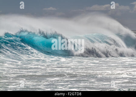 Grand Océan vagues sur la côte nord d'Oahu, Hawaii Banque D'Images