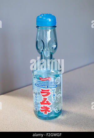 Marque Shirakiku Ramune soda japonais, avec bouteille de Codd distinctif. Banque D'Images