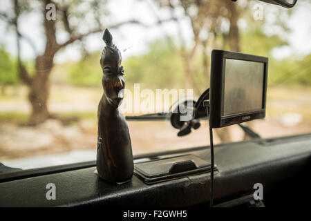 Tableau de bord de Land Rover avec GPS au Botswana, l'Afrique Banque D'Images