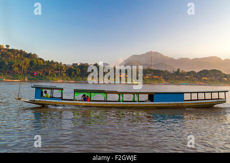 Bateau sur le fleuve du Mékong, Luang Prebang, Laos Banque D'Images