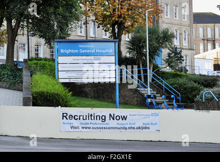 Brighton, UK. 20 Oct, 2015. Une bannière est allé jusqu'à l'extérieur de l'Hôpital général de Brighton pour les infirmières demandent , professionnels de la Santé et du personnel de soutien d'appliquer pour un travail dans la Communauté Sussex NHS Trust photographie prise par Simon Dack/Alamy Live News Banque D'Images