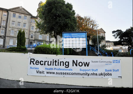 Brighton, UK. 20 Oct, 2015. Une bannière est allé jusqu'à l'extérieur de l'Hôpital général de Brighton pour les infirmières demandent , professionnels de la Santé et du personnel de soutien d'appliquer pour un travail dans la Communauté Sussex NHS Trust photographie prise par Simon Dack/Alamy Live News Banque D'Images