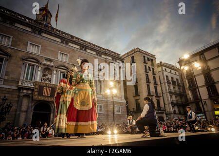 Barcelone, Catalogne, Espagne. 18 Sep, 2015. L 'géants de Santa Maria del Mar' effectuer sur la scène en face de l'hôtel de ville de Barcelone au cours de l'acte initial de la ville festival 'La merce 2015" © Matthias Rickenbach/ZUMA/Alamy Fil Live News Banque D'Images