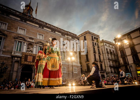 Barcelone, Espagne. 18 septembre 2015 : La 'géants de Santa Maria del Mar' effectuer sur la scène en face de l'hôtel de ville de Barcelone au cours de l'acte initial de la ville festival 'La merce 2015" : Crédit matthi/Alamy Live News Banque D'Images