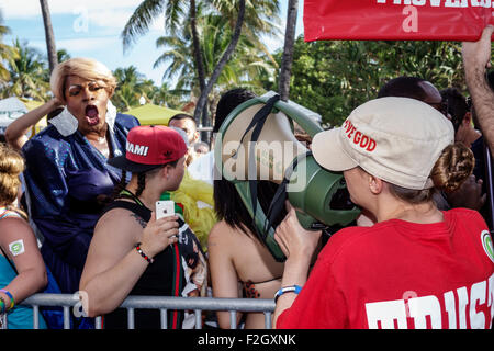 Miami Beach Florida,Lummus Park,évangélique chrétien,religieux rue prédicateur,prédication,adultes femme femme femme femme,bullhorn,mégaphone,ammb Banque D'Images