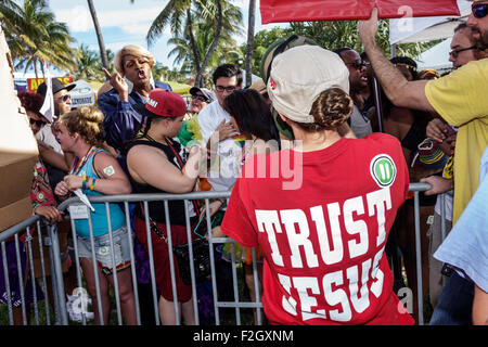 Miami Beach Florida,Lummus Park,évangélique chrétien,religieux rue prédicateur,prédication,femme femme femme femme,bullhorn,mégaphone,amplificateur,parlant,bloo Banque D'Images