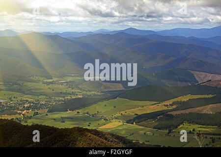 Campagne et vue sur les Alpes depuis le mont Buffalo National Park - La Gorge Lookout Banque D'Images