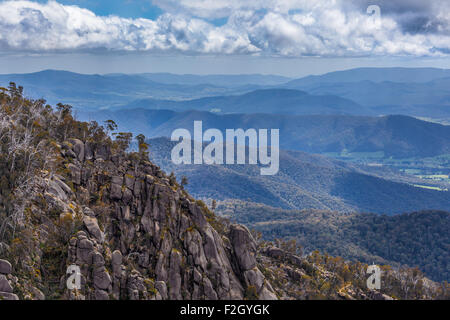 Vue sur Alpes australiennes de Mt Buffalo, la Gorge Lookout. Banque D'Images