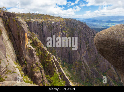 Les hautes falaises et rochers au Mt. Le parc national Buffalo, Victoria, Australie Banque D'Images