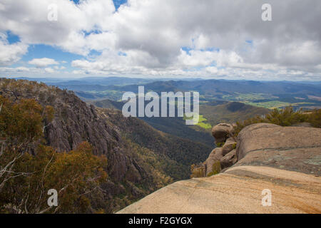 Campagne et vue sur les Alpes depuis le mont Buffalo National Park - La Gorge Lookout Banque D'Images