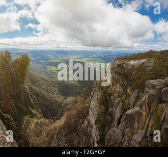 Campagne et vue sur les Alpes depuis le mont Buffalo National Park - La Gorge Lookout Banque D'Images