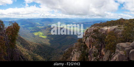 Campagne et vue sur les Alpes depuis le mont Buffalo National Park - La Gorge Lookout Banque D'Images