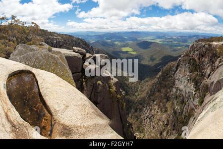 Campagne et vue sur les Alpes depuis le mont Buffalo National Park - La Gorge Lookout Banque D'Images