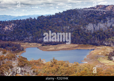 Lake Catani vue depuis le monolithe Lookout, Mt. Le parc national Buffalo, Victoria, Australie Banque D'Images