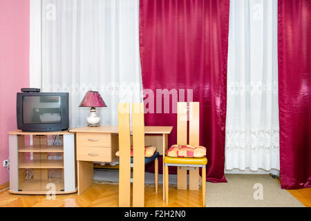 Appartement Hôtel l'intérieur. Partie moderne de salle de séjour avec bureau et du RCD à l'écran du téléviseur. Endroit agréable coin de chambre avec table, w Banque D'Images