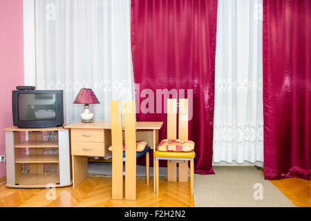 Appartement Hôtel l'intérieur. Partie moderne de salle de séjour avec bureau et du RCD à l'écran du téléviseur. Endroit agréable coin de chambre avec table, w Banque D'Images