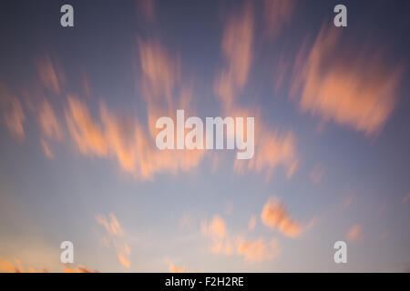 Les nuages pris au coucher du soleil avec une exposition longue, résultant en une apparence brouillée whispy. Banque D'Images