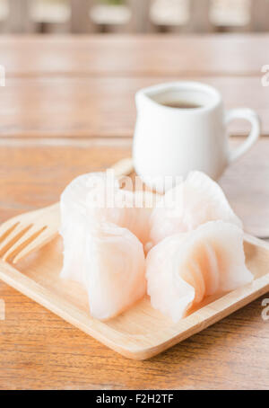 Har gao chinois dim sum dumplings sur plaque de bois, stock photo Banque D'Images