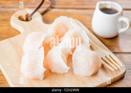 Har gao chinois dim sum dumplings sur plaque de bois, stock photo Banque D'Images