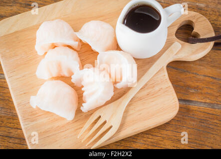 Har gao chinois dim sum dumplings sur plaque de bois, stock photo Banque D'Images