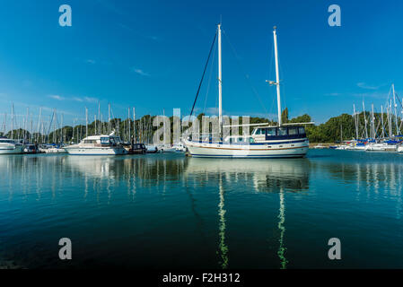 Yachts amarrés dans la marina tranquille ensoleillée Banque D'Images