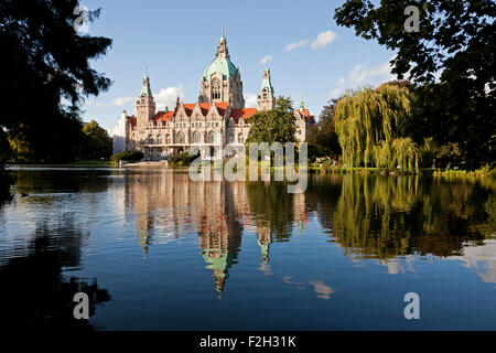 Le nouvel hôtel de ville et le lac Maschteich à Hanovre, Basse-Saxe, Allemagne Banque D'Images