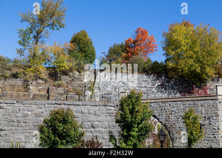 Les arbres colorés autour d'un mur à Ottawa à l'automne. Banque D'Images