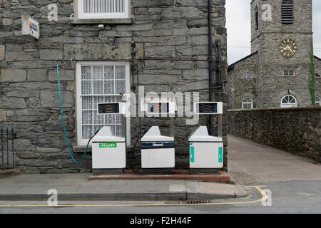 Une petite station essence original dans la petite ville de gallois en Bala Gwynedd au Pays de Galles, Royaume-Uni. Banque D'Images