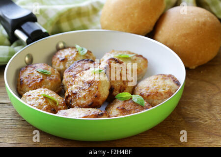 Les burgers de viande frits (escalopes) dans une poêle Banque D'Images