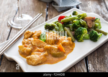 Curry de poulet au beurre Légumes sur plateau blanc Banque D'Images