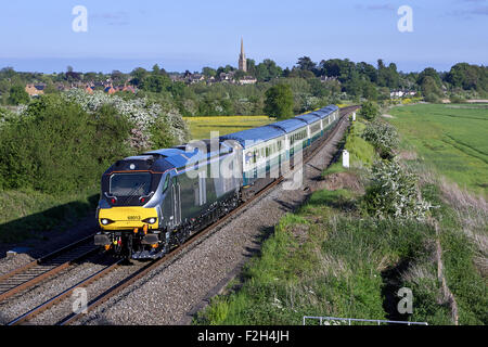 68013 passe par le roi Sutton avec 1U61 17:50 Londres Marylebone - Banbury sur 26/05/15. Banque D'Images