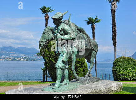 Sur le monument du Soldat Alpine, Stresa, sur le Lac Majeur, Piémont, Italie du Nord Banque D'Images