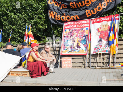 Londres, Royaume-Uni. 19 Septembre, 2015. Manifestation organisée par l'extérieur de la communauté internationale de shougdèn O2 arena avant l'apparition du dalaï-lama une partie de sa tournée britannique.Rapport montrent l'intolérance religieuse et la ségrégation des pratiques, y compris les panneaux au-dessus des boutiques et des installations médicales refusant le service aux personnes de foi de shougdèn. Credit : Pete Lusabia/Alamy Live News Banque D'Images